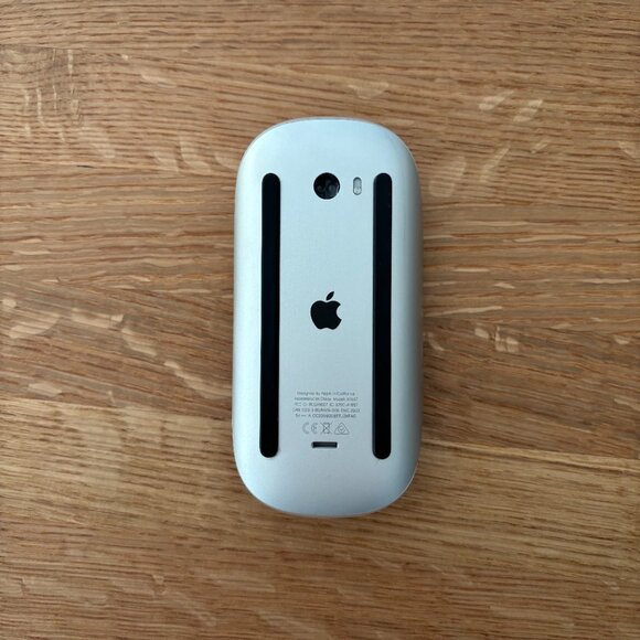 Apple Magic Mouse (Lightning) - White Multi-Touch Surface - Picture 3 of 6